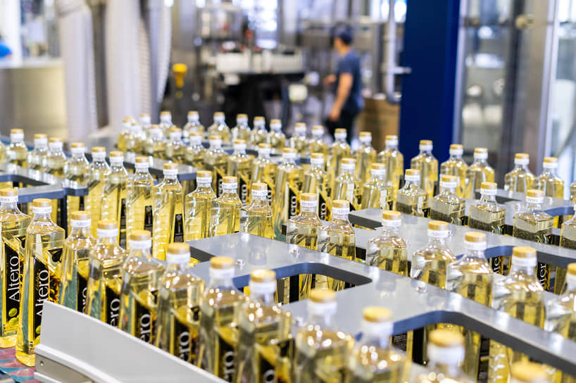 Подсолнечное масло в бутылках на линии в цехе розлива. В феврале 2023 года алексеевское подсолнечное масло Altero стало первым российским фасованным растительным маслом, которое экспортируют на рынок Египта