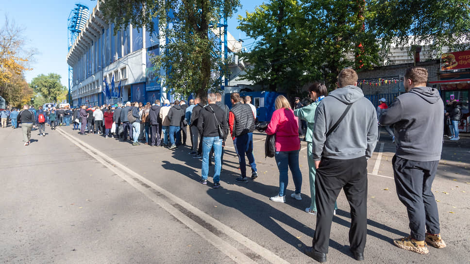 Болельщики, впрочем, не уставали поддерживать команду — на первую часть чемпионата, которая проходила с июля по ноябрь, «Факел» продал 12 051 абонемент. Воронежский клуб стал третьим в РПЛ по посещаемости домашних матчей и первым по заполняемости арены — благодаря абонементам и билетам в среднем на игры ходили 16,9 тыс. человек, а процент заполняемости составил 85,6% от 19,8 тыс.
