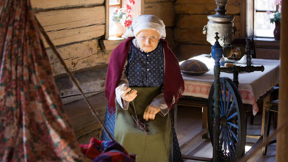 Восковая фигура типичной жительницы Илимского острога рядом с прялкой.