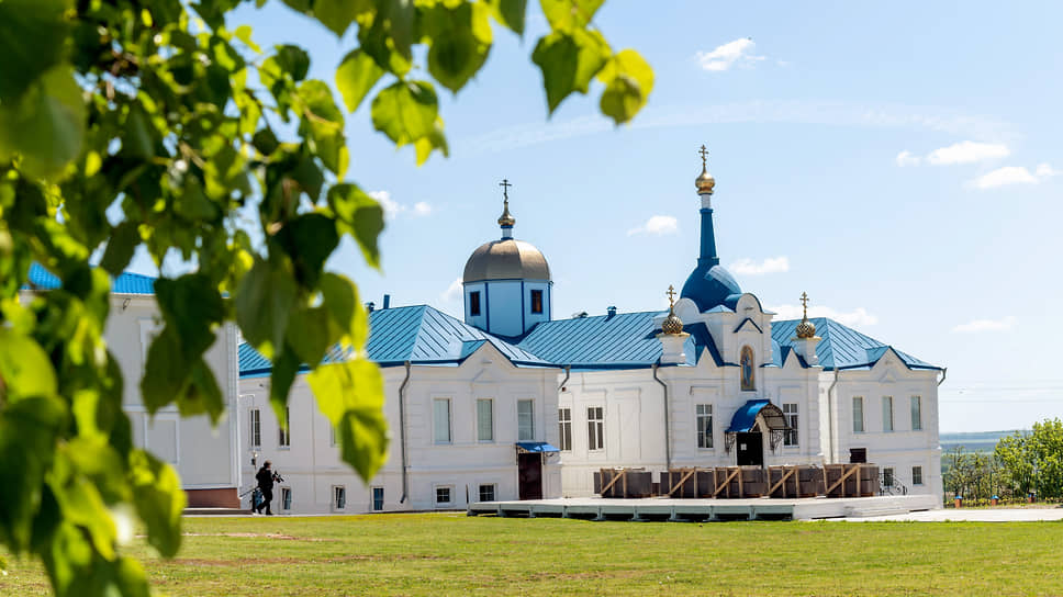 Горнальский Свято-Николаевский Белогорский мужской монастырь, расположенный в селе Горналь Суджанского района Курской области. Церковь Николая Чудотворца (построена в 1865 году)