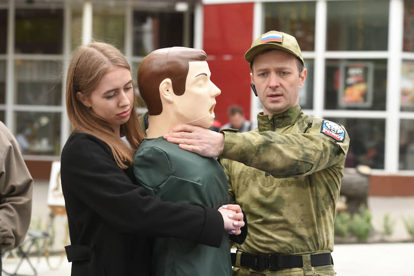 На проспекте Революции воронежцев встречали небольшие стенды местных волонтерских и патриотических организаций, помогающих военнослужащим в зоне СВО или открывших курсы по начальной военной подготовке