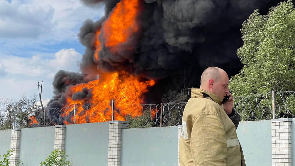 Воронежские власти сообщили, что пожарные борются с огнем на горящем «резервуаре с топливом». Первоначально на месте работали более 100 пожарных и 30 единиц техники