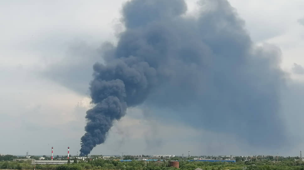 К полуночи 25 июня после 12 часов борьбы с огнем был потушен крупный пожар на нефтебазе в Воронеже, начавшийся, предположительно, после происшествия с военным вертолетом во время прохождения рядом с городом сил ЧВК «Вагнер»