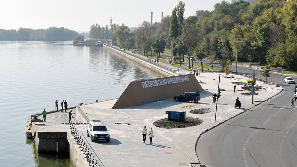 Разные концепции развития Петровской набережной обсуждались с 2007 года. В разные годы здесь предлагалось возвести выставочный центр, построить жилье, создать рекреационную зону с аквапарком и кинотеатром.