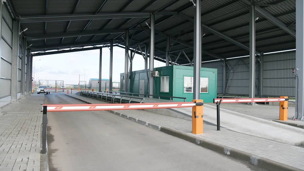 В составе таможенного терминала — административное здание с блоком досмотра и контрольно-пропускные пункты.