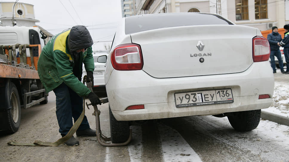 Со стоянки автомобиль будет возвращаться уже в присутствии сотрудника полиции — после составления соответствующего акта и установления причины отсутствия госзнаков