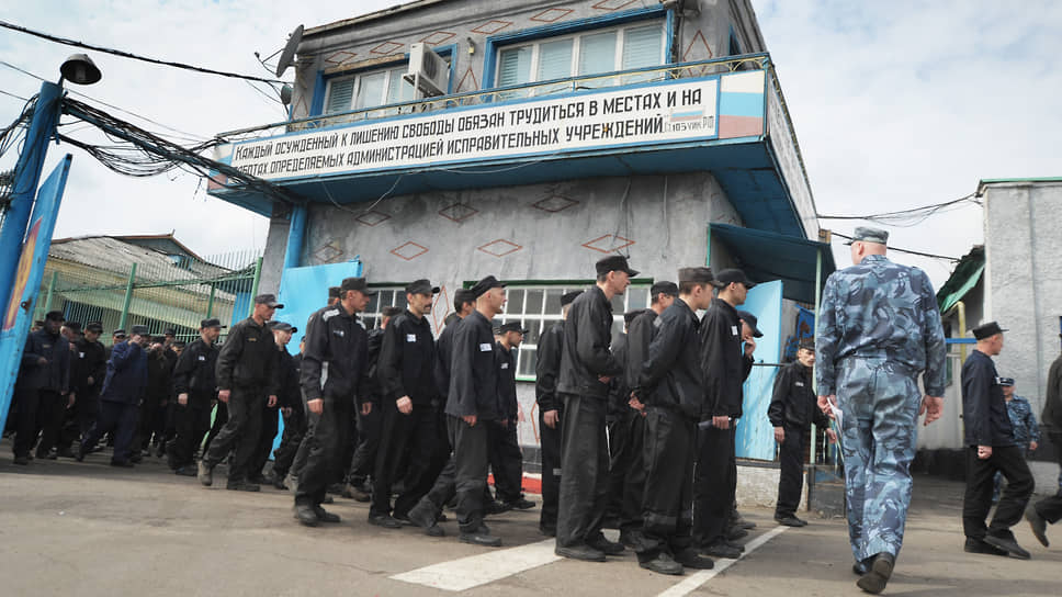 ФКУ ИК-1. Колония строгого режима в Семилуках. Заключенных выводят на работу из жилой зоны. Апрель 2012 года