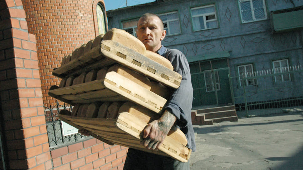 ФКУ ИК-1. Колония строгого режима в Семилуках. Заключенный несет хлеб из пекарни. Июнь 2006 года