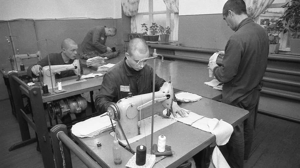 ФКУ ИК-3. Колония строгого режима в пос. Перелешино Панинского района.
Швейный цех. Декабрь 1999 года