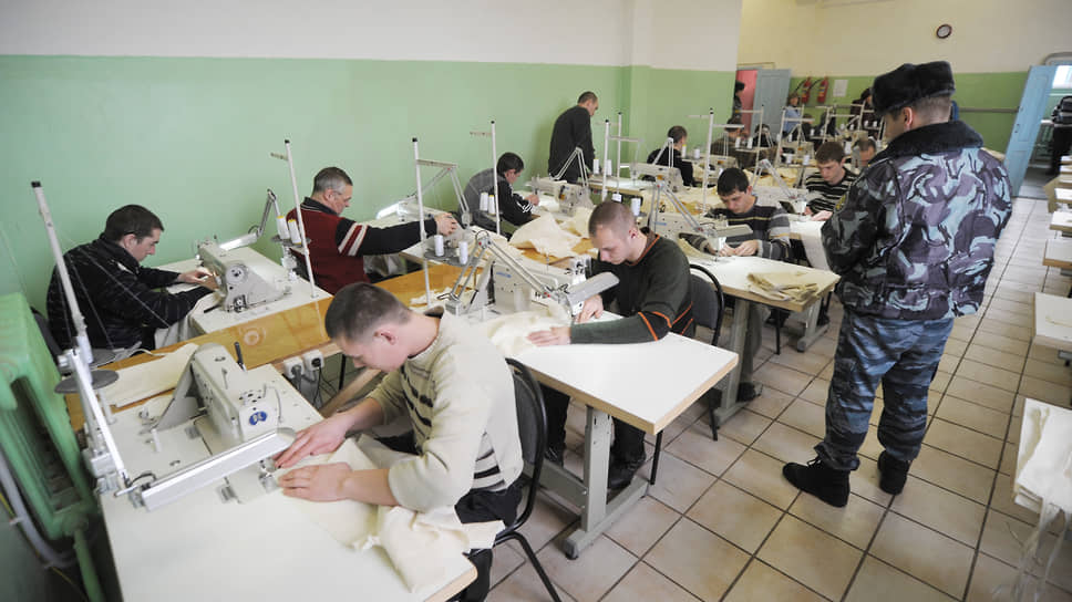 ФКУ КП-10. Колония-поселение в пос. Перелешино Панинского района. В швейном цехе. Апрель 2012 года