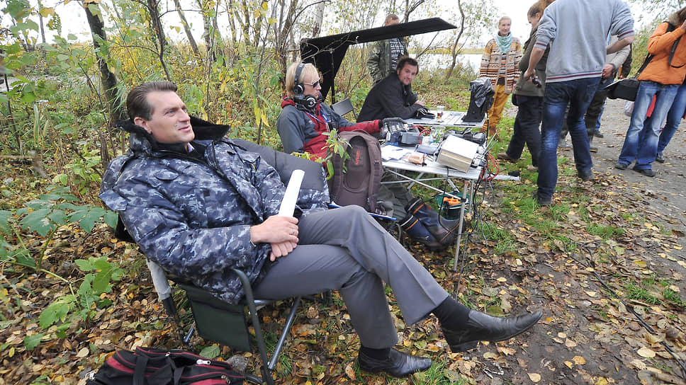 Съемки сериала «Икорный барон». Актер Алексей Зубков (крайний слева), режиссер Александр Картохин (третий слева). Октябрь, 2011 год