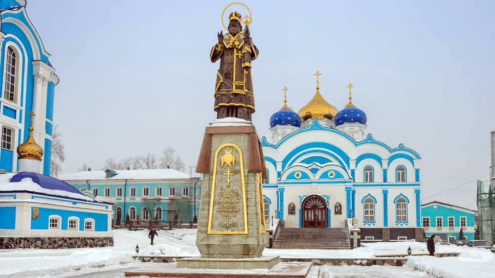 Липецкая область. Задонский Рождество-Богородицкий мужской монастырь. Церковь Рождества Богородицы. Памятник святителю Тихону Задонскому. 2017 год