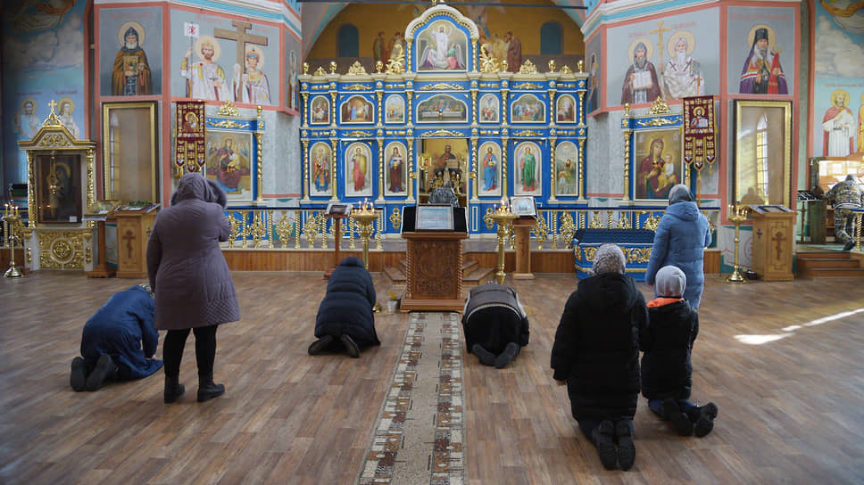 Воронежская область. Люди молятся в Богоявленском храме села Орлово Новоусманского района, 2023 год