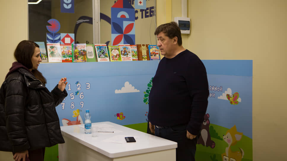 Председатель Белгородской областной думы Юрий Клепиков в центре помощи гражданам