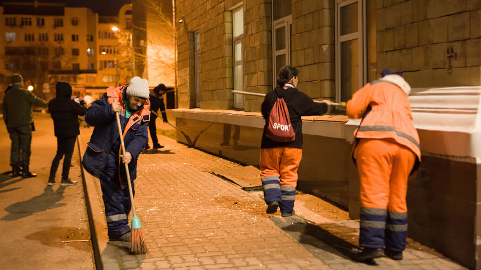 Сотрудники организаций благоустройства из разных районов и городских округов убирают улицы Белгорода