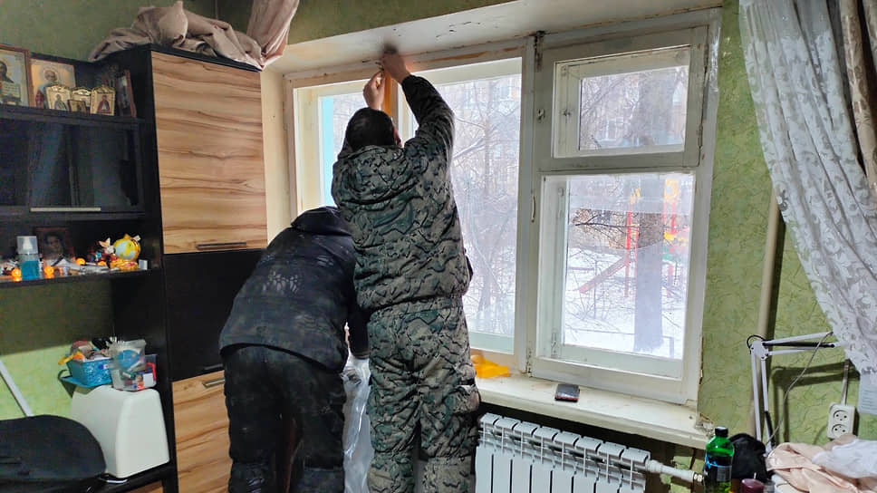 Разбитые после атаки беспилотников окна затягивают пленкой
