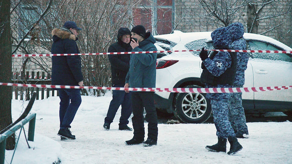 В школе №84 (Тепличная, 20б) власти развернули пункт временного размещения, где также опрашивают граждан
