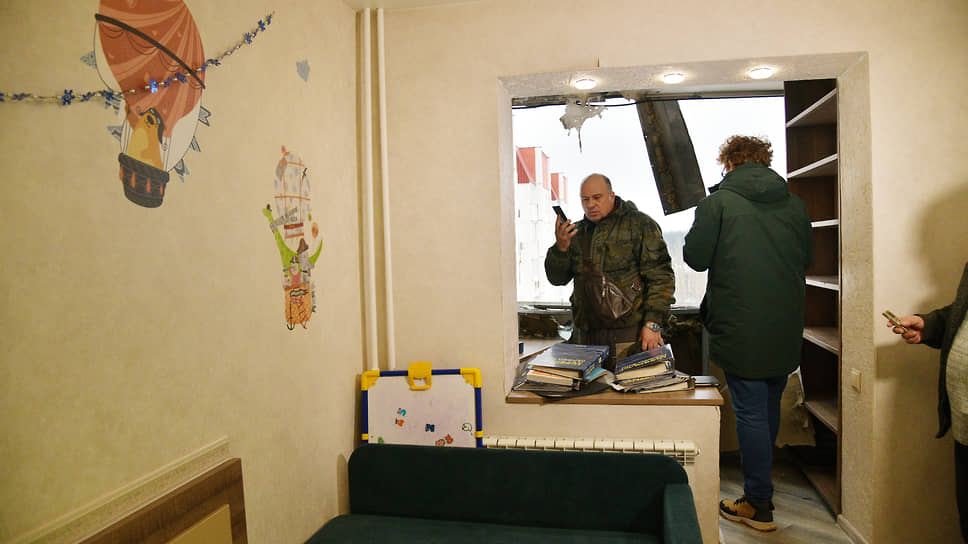 Хозяин квартиры Евгений Федяинов на лоджии, поврежденной в результате атаки беспилотника на улице Тепличной