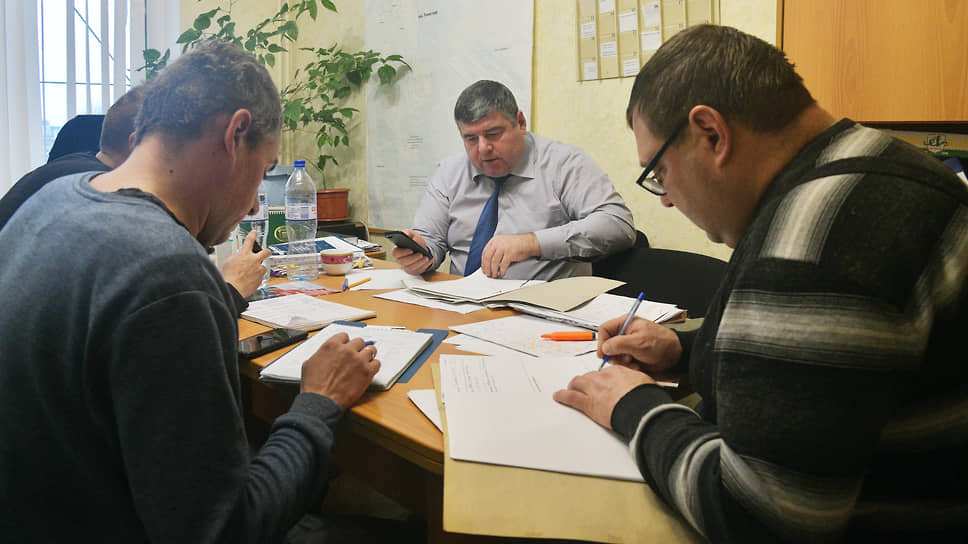 Глава управы Советского района Воронежа Копытин Олег (в центре) проводит совещание в штабе по оказанию помощи воронежцам, имущество которых пострадало в результате атаки БПЛА 16 января