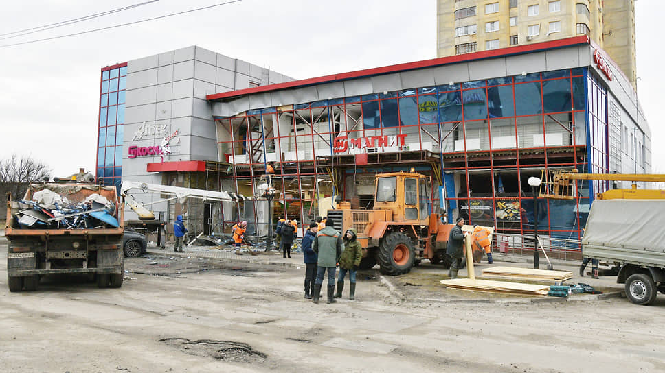 Разбор осколков фасада и фрагментов конструкций возле торгового центра на улице Плеханова