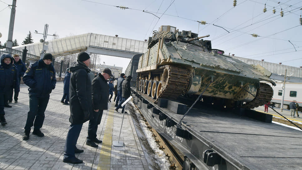 На открытых платформах была представлена военная техника