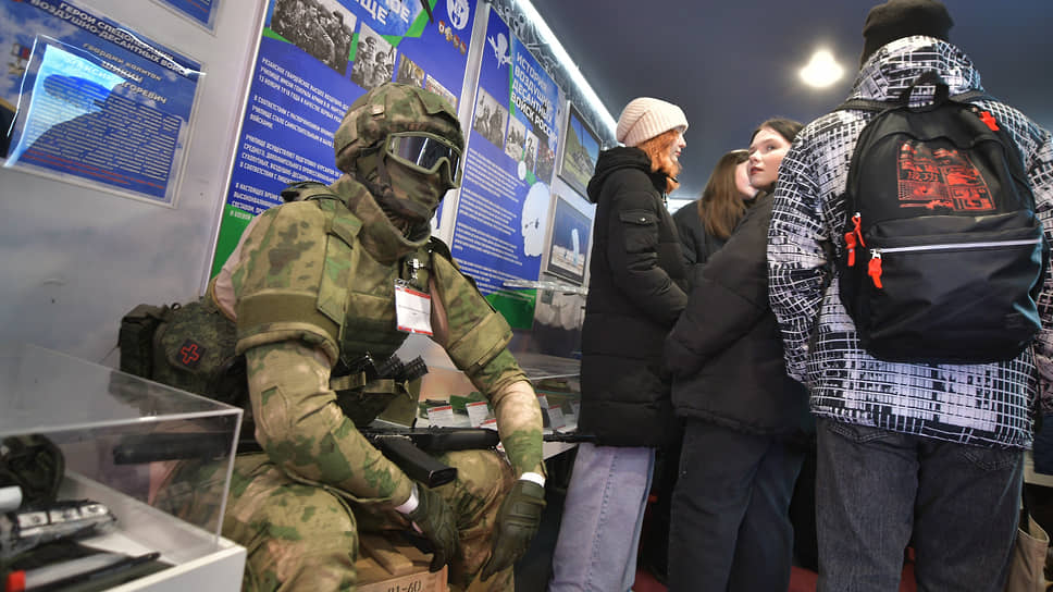 Также в поезде представлены выставки главного военно-политического управления ВС РФ, департамента культуры Минобороны, юнармии, а также тематический вагон главного управления кадров военного ведомства