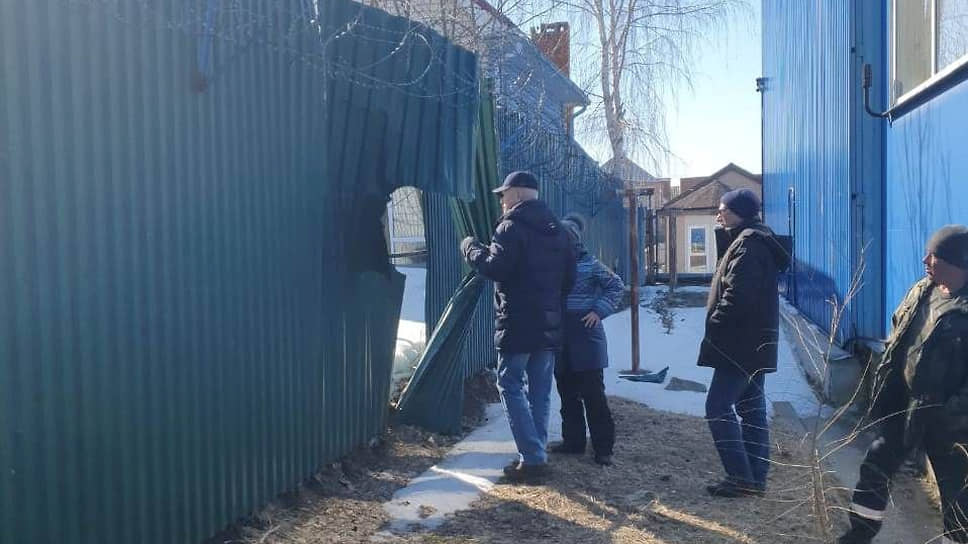 В одном из домов в Советском районе после вчерашней атаки беспилотников был поврежден забор