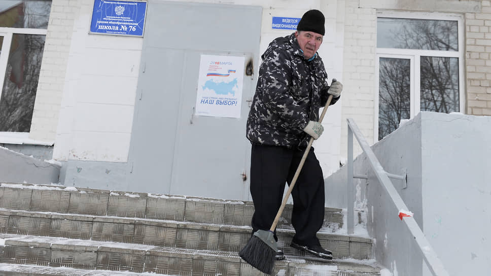 Дворник убирает снег перед избирательным участком. Март, 2018 год