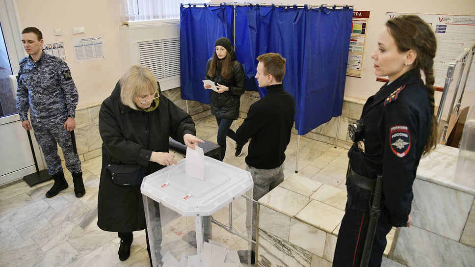 Люди голосуют на избирательном участке. Март, 2014 год