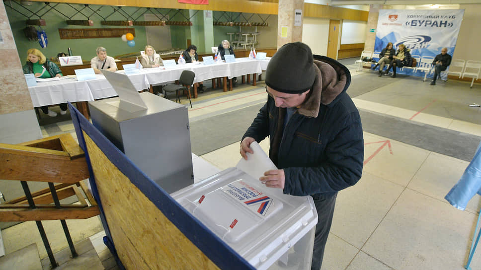 Люди голосуют на избирательном участке в ледовом дворце спорта «Юбилейный»