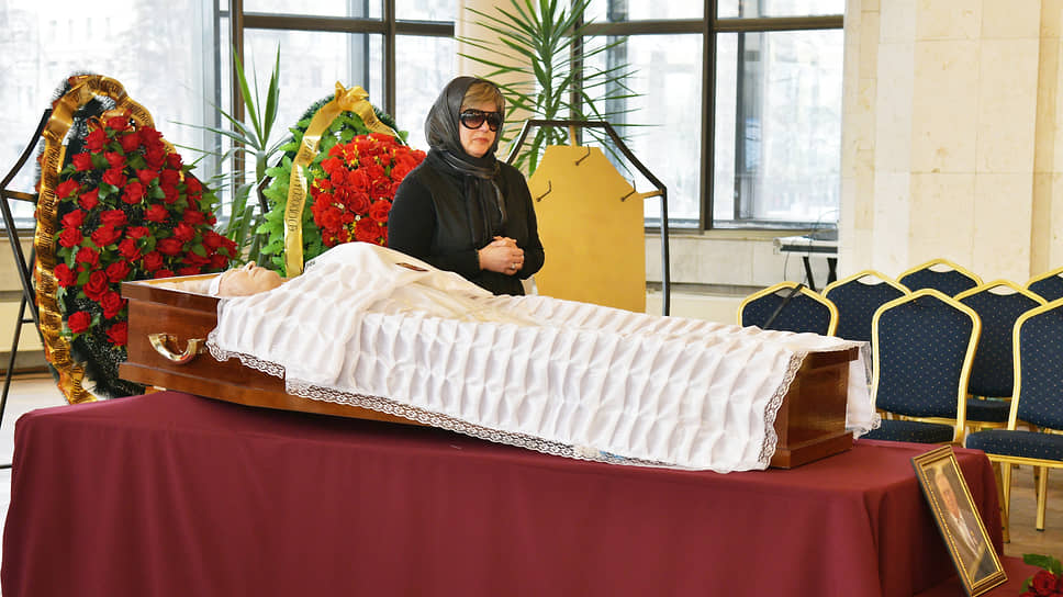Вдова Лилия Александровна у гроба мужа