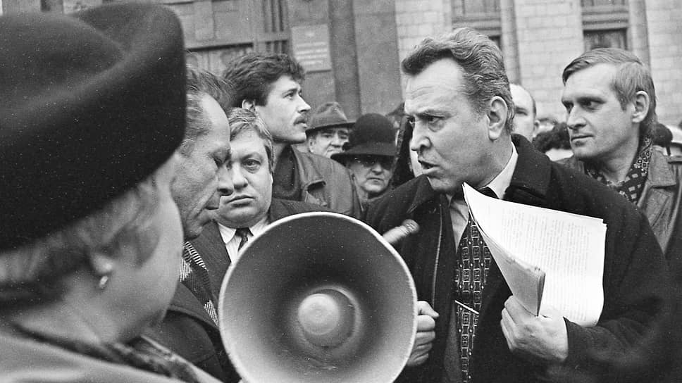 В августе 1991 года Александр Ковалев был избран председателем воронежского горсовета, а в в апреле 1992-го возглавил администрацию Воронежской области. На фото Александр Ковалев на митинге учителей (второй справа) в апреле 1994 года