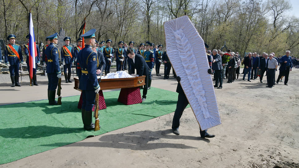Похороны бывшего губернатора Воронежской области Александра Ковалева на Коминтерновском кладбище облцентра на Аллее Славы