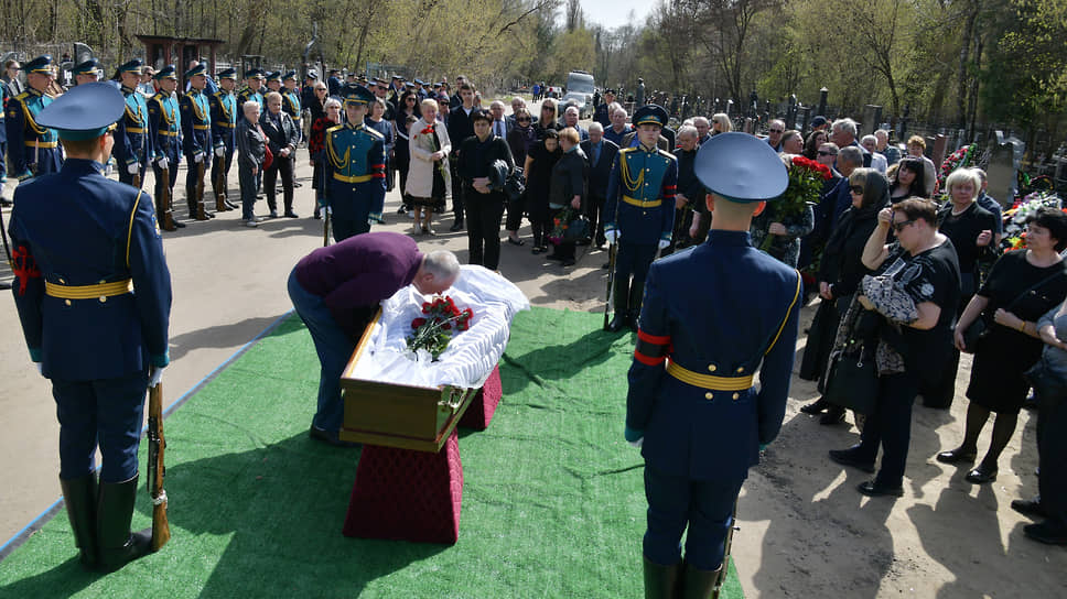 Почетный караул отсалютовал Александру Ковалеву троекратным залпом из АК-74, прозвучал гимн РФ