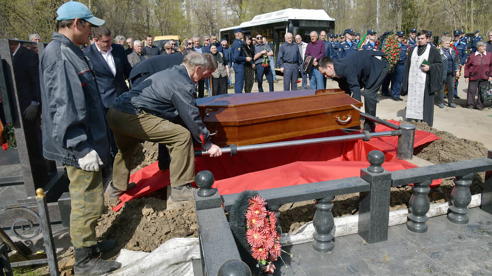 Похороны бывшего губернатора Воронежской области Александра Ковалева на Коминтерновском кладбище Воронежа