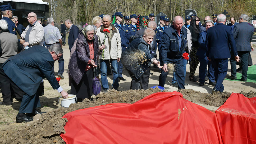 Гроб с бывшим губернатором Воронежской области Александром Ковалевым опускают в землю на Коминтерновском кладбище облцентра

