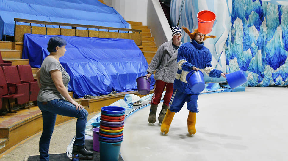 Клоуны цирка на льду «Айсберг» Андрей Машонкин (второй справа) и Иван Артамонов репетируют на манеже воронежского цирка