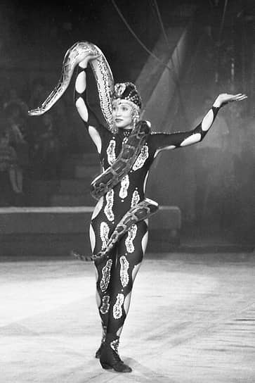 Цирковая артистка и удав на сцене воронежского цирка. Сентябрь 1998 года 