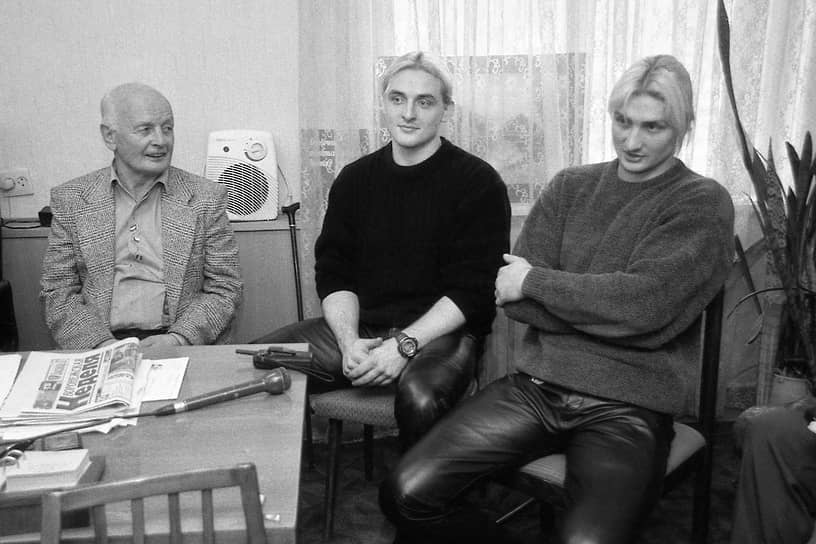 Дрессировщик Вальтер Запашный (крайний слева) с сыновьями Аскольдом Запашным (в центре) и Эдгардом Запашным (крайний справа) в воронежском цирке.  Октябрь 2000 года