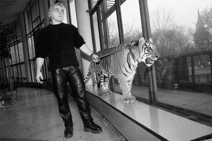 Аскольд Запашный на прогулке с тигром в фойе второго этажа воронежского цирка