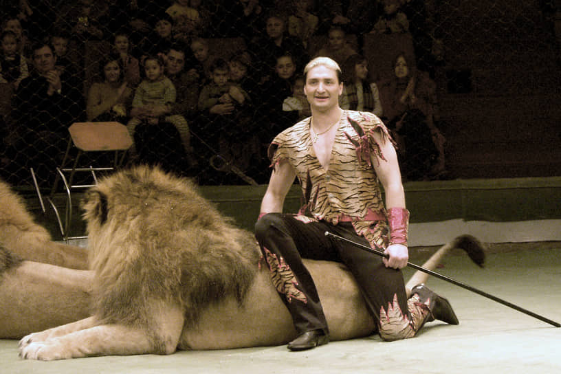 Эдгард Запашный во время представления в воронежском цирке. Декабрь 2003 года