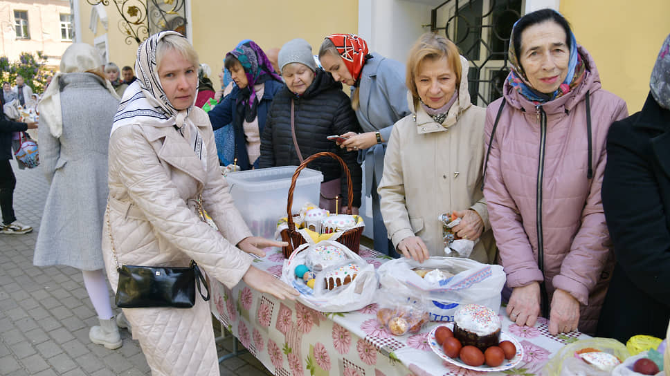 На освящение куличей приходят и постоянные прихожане, и те, кто в церкви бывает редко