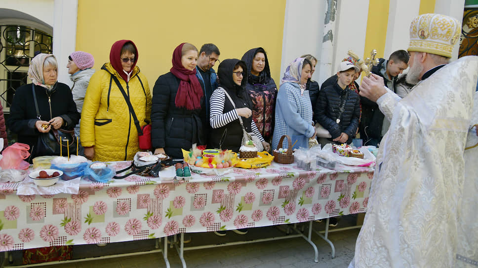 Освящение пасхальных куличей и пасхальных яиц у Воскресенской церкви в Воронеже