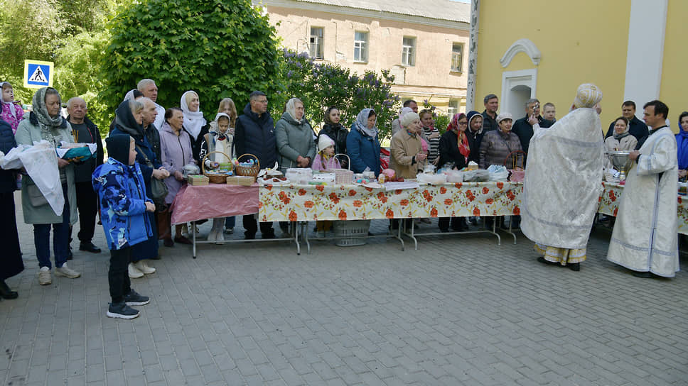 ...или выставляют на специально вынесенные столы