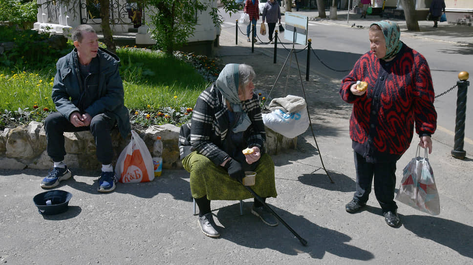 В Великую Субботу у храмов собираются много людей, просящих милостыню