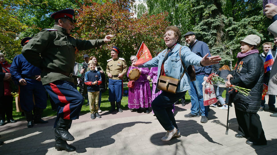 Люди пляшут в Кольцовском сквере