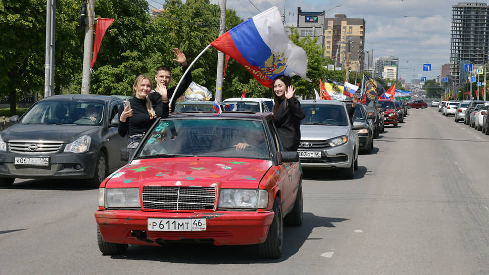 Участники автопробега проехали по городу днем в районе обеда