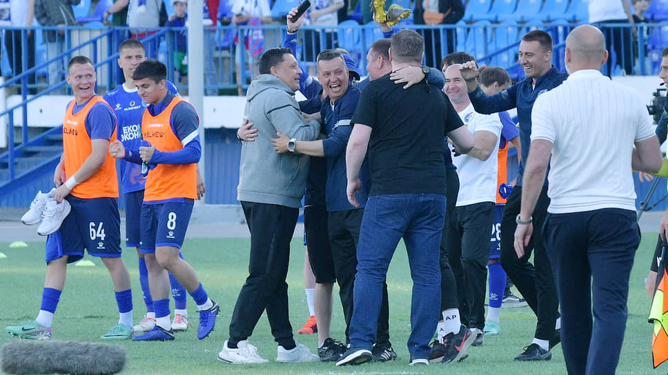 Для главного тренера «Факела» Игоря Черевченко (в сером в центре) это была первая за пять матчей победа