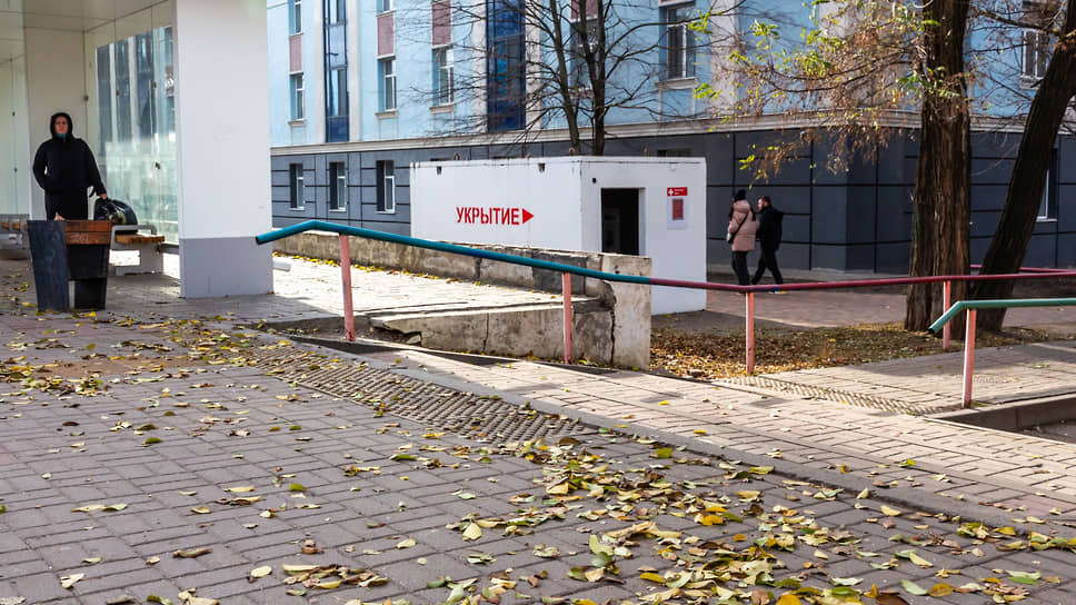 Бетонное укрытие возле остановки общественного транспорта в Белгороде