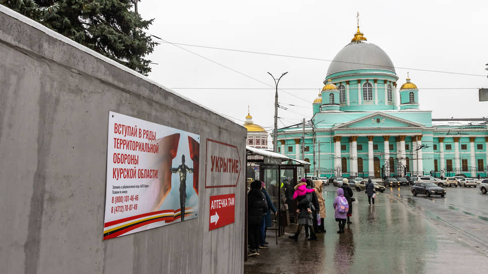 Бетонное укрытие для защиты от обстрелов и налетов БПЛА на Красной площади в Курске